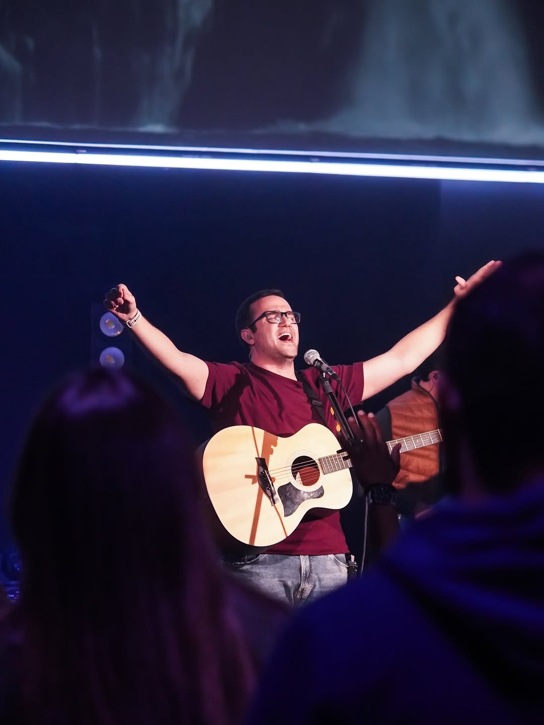 Momento de louvor e adoração na Igreja Mult